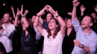 Pessoas cantando e se divertindo em um show ao vivo